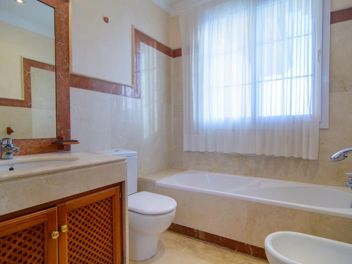 En suite fully equipped bathroom with bathtub