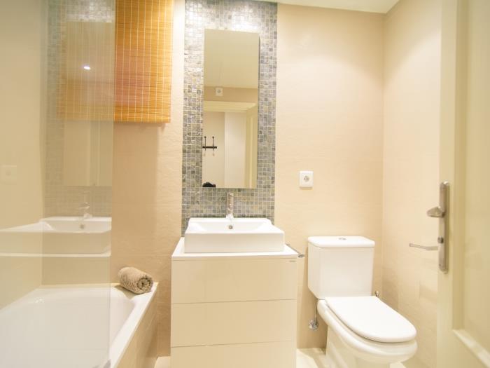 En suite bathroom with bathtub, sink and toilet