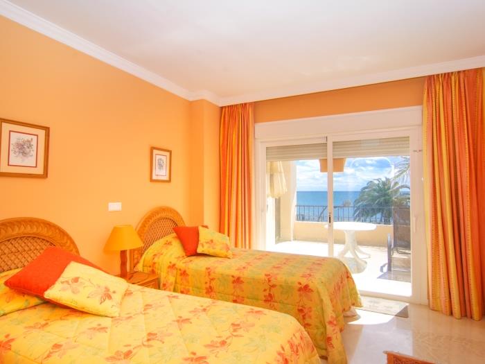 Two single bed in guest bedroom with terrace