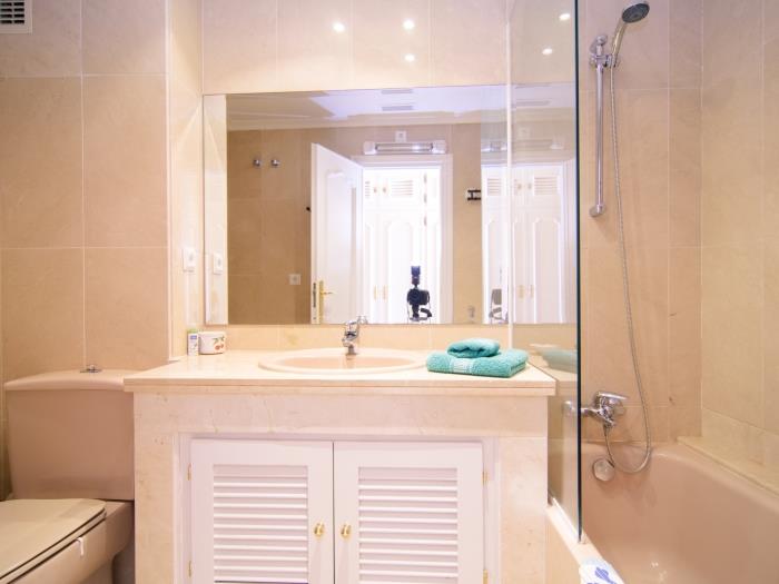 En suite bathroom with bathtub, sink and toilet