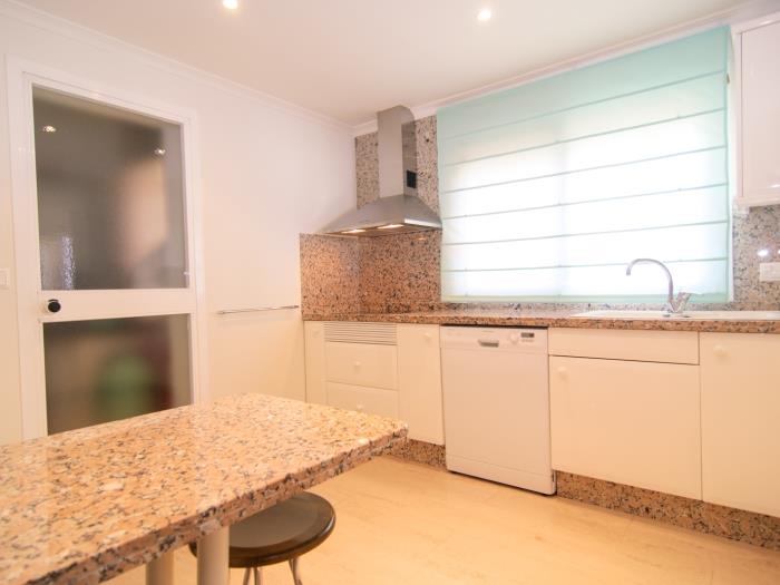 Completely fitted kitchen with table