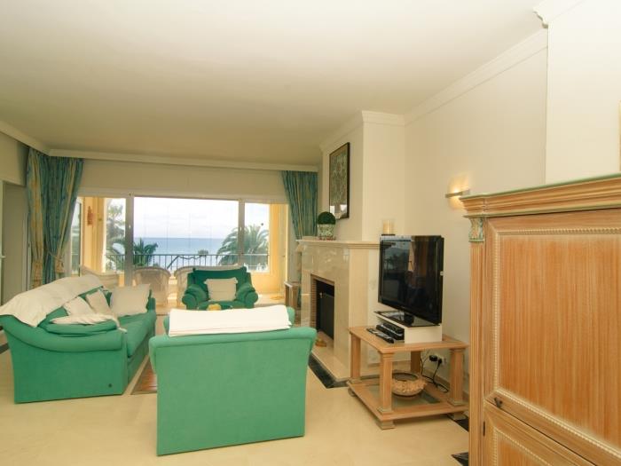 Living room with lounge area in front of fireplace