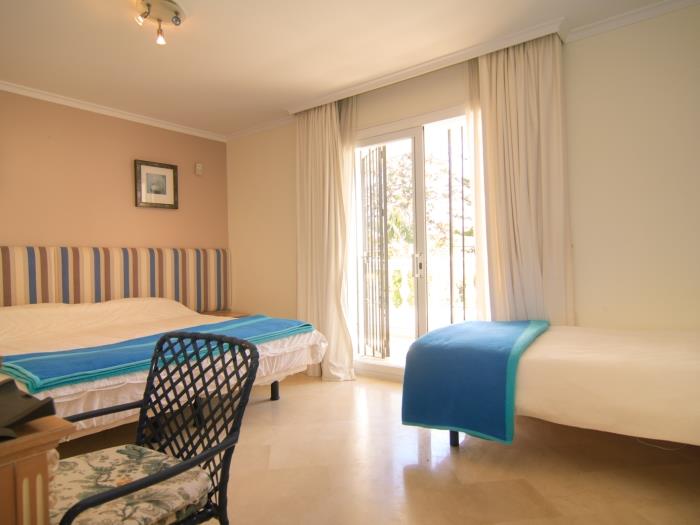 Extra king size bed (180x190cm) and single bed