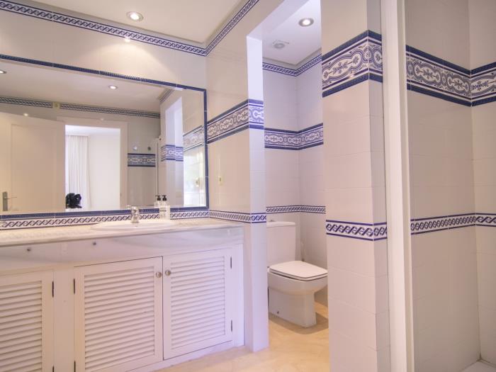 Double sink, bathtub with shower in bathroom