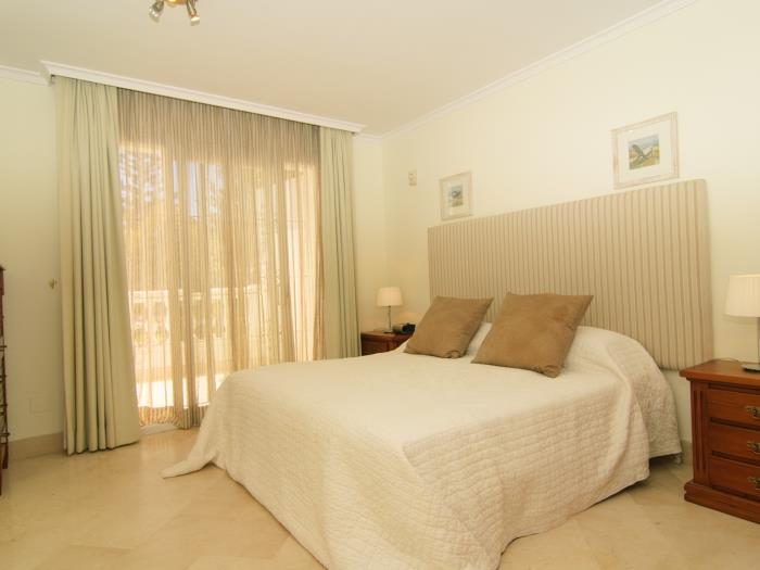Double bed (150x190cm) with exit to terrace