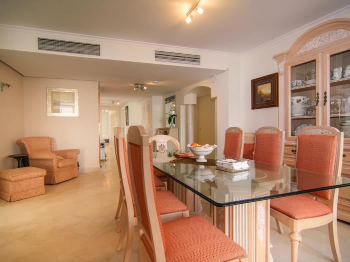 Dining table with 8 upholstered chairs