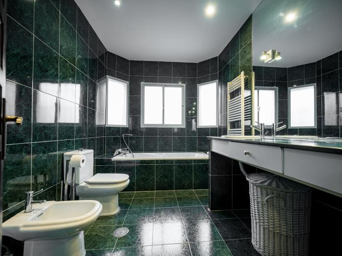 Fully equipped en suite bathroom with bathtub