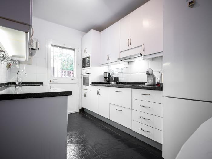 Fully equipped kitchen oven, fridge, dishwasher