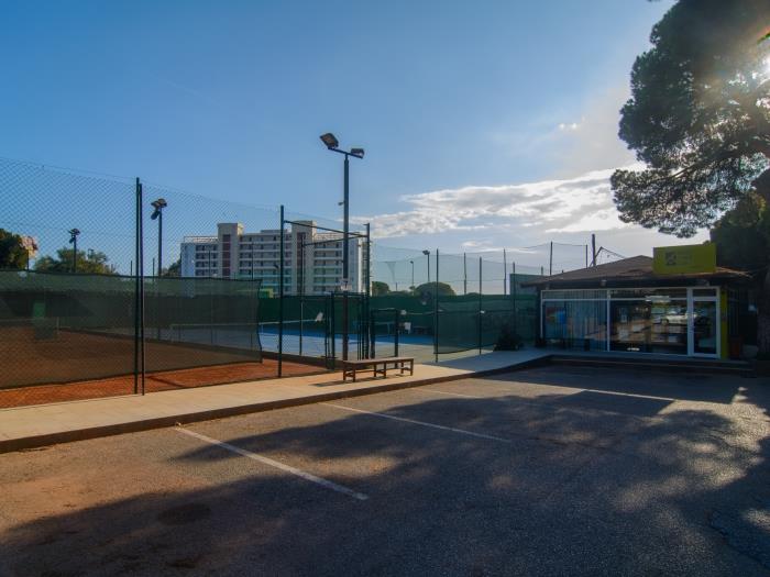 Only 700m from the villa you have The Royal Tennis Club with clay courts