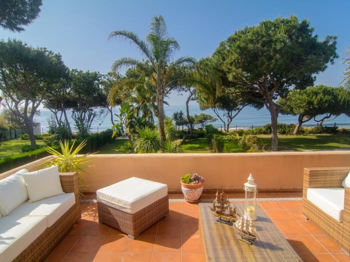 Terrace upstairs (21m2) with rattan furniture