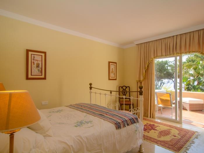 Master bedroom with double bed (150cm) and terrace