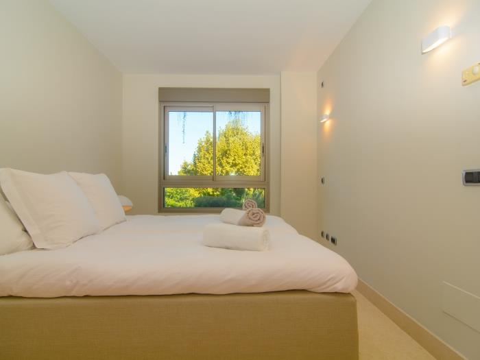 Guest bedroom w/ 2x90 cm single beds, nightstands