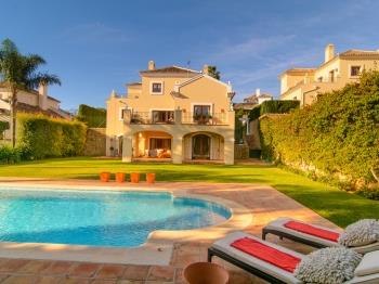 El Paraiso villa, heated pool, large garden, BBQ