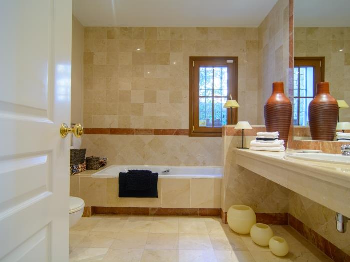 En suite bathroom with bathtub, shower cabin, sink
