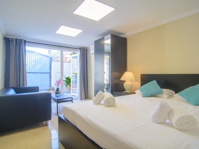 Guest bedroom with double bed, access to court