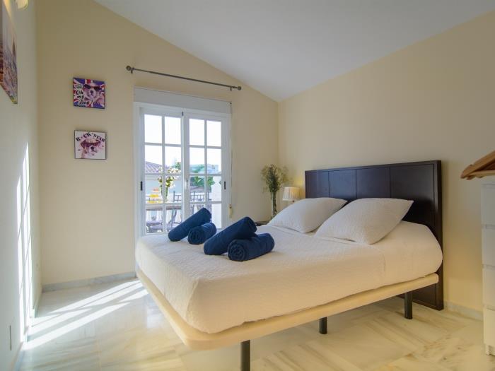 Guest bedroom with double bed, air conditioner