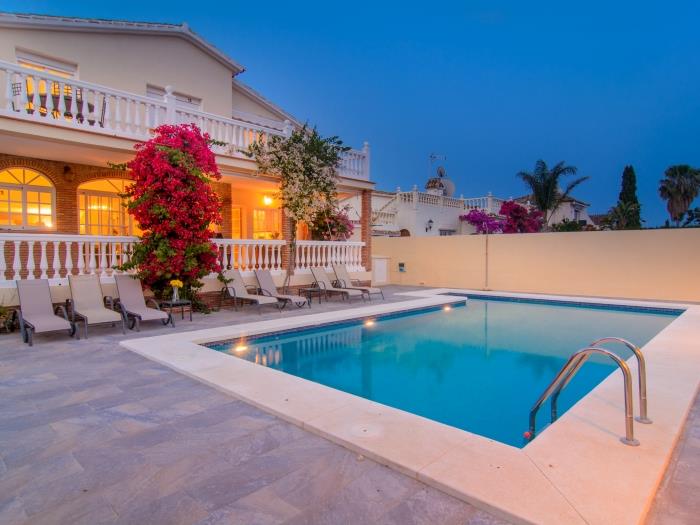 40 m2 private pool w/ shallow end, 7 sun loungers