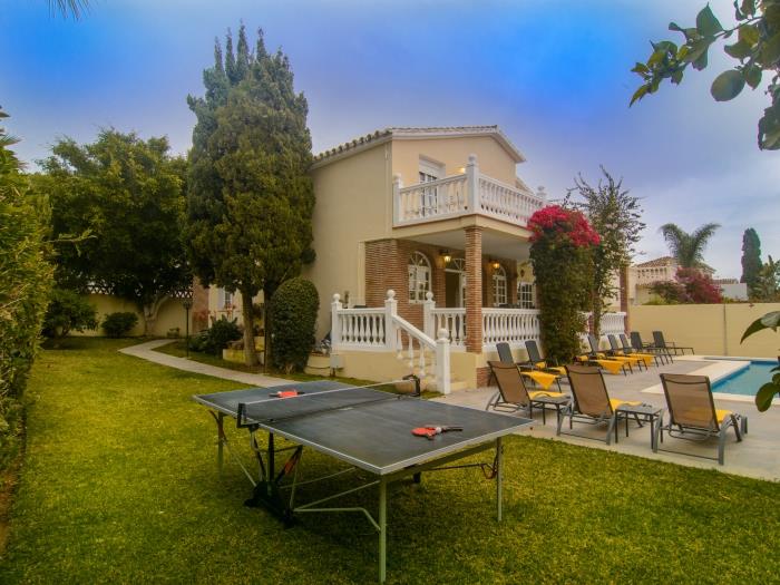 Pool with 11 sun loungers available for you