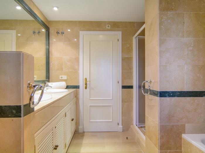 Fully equipped bathroom with tub, shower, bidet
