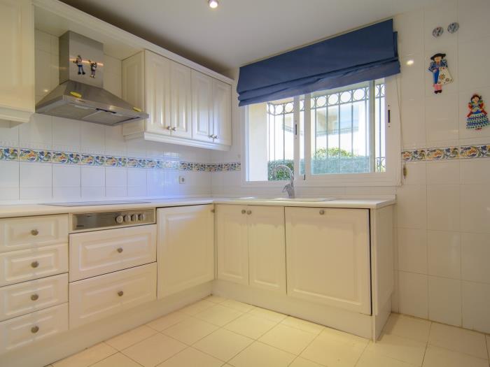 Completely equipped kitchen with Balay accessories