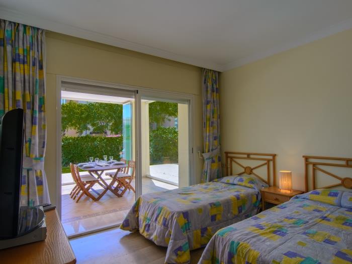 Guest bedroom with two single beds (90x200cm)