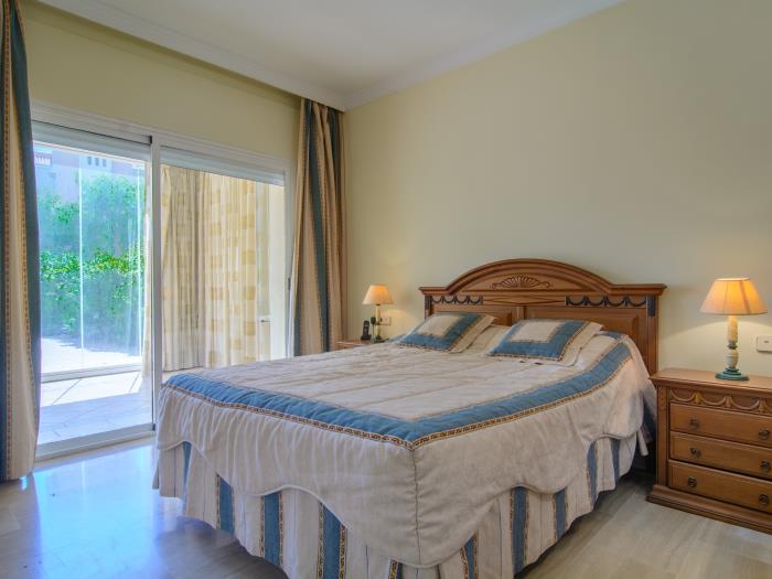 Master bedroom with double bed (150x200cm)
