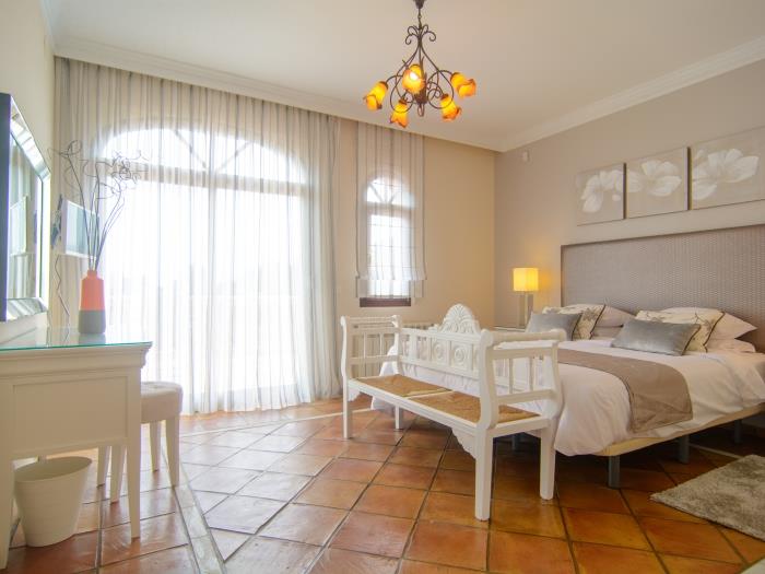 Master bedroom with double bed (180x200 cm)