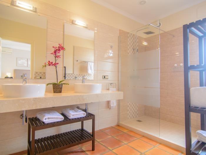 En suite bathroom, natural light, wooden details