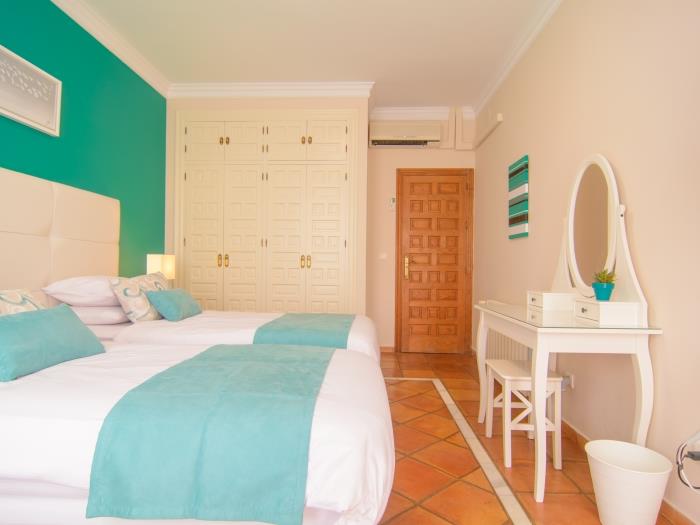 Recessed wardrobes in guest bedroom 2 single beds