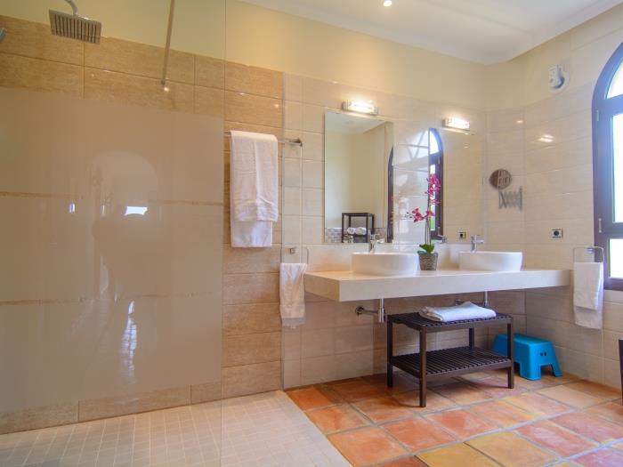 Family bathroom with walk in shower, 2 sinks