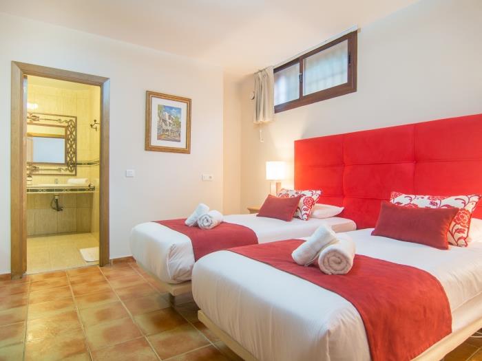 Guest bedroom, en suite bathroom, 2 single beds