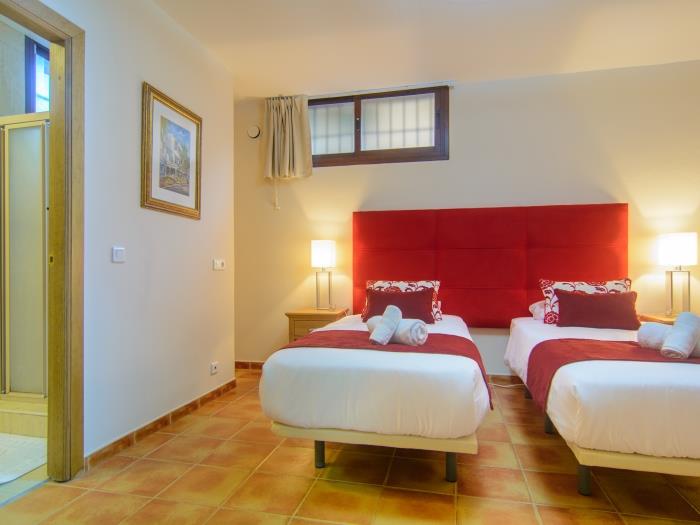 Guest bedroom with single beds that can be zipped