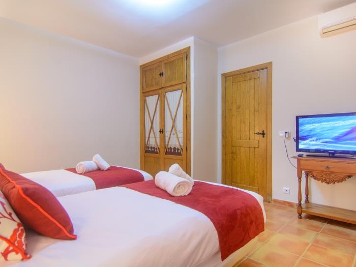 Recessed wardrobe, flat screen TV in guest bedroom