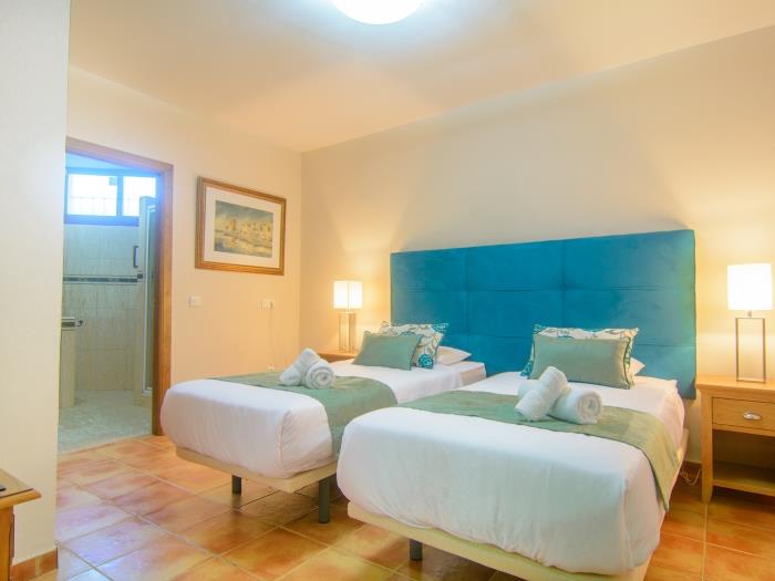 Guest bedroom with 2 single beds, flat screen TV