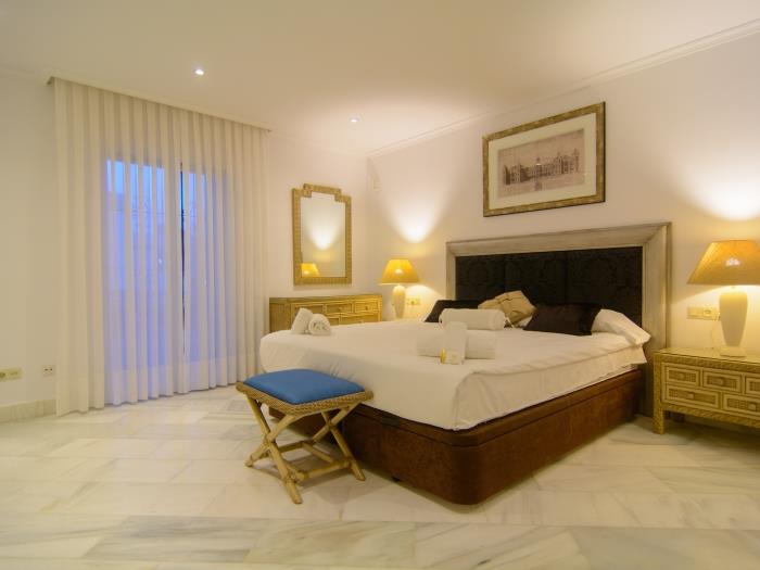 Master bedroom with queen size bed and lamps