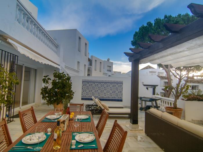 Dining table for 6 on terrace and sitting area