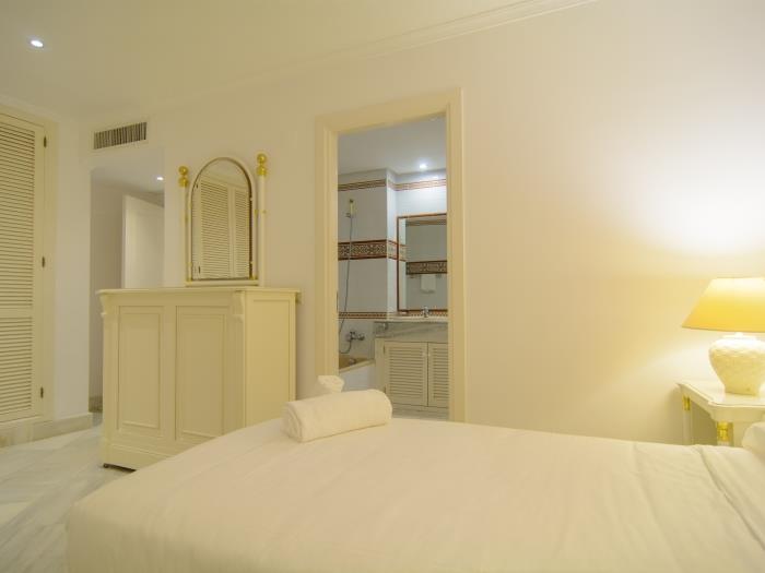 Guest bedroom with en suite bathroom