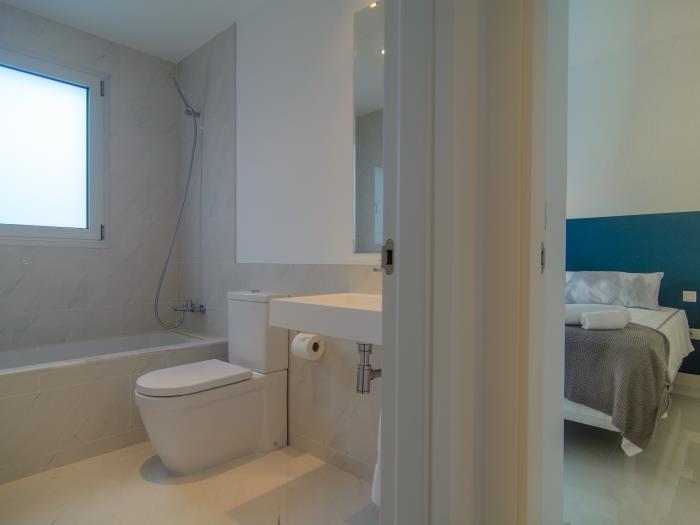 Family bathroom for guest bedrooms