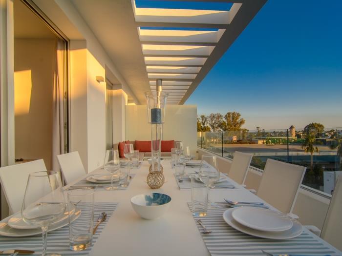 Dining table for 6 and beautiful sea views