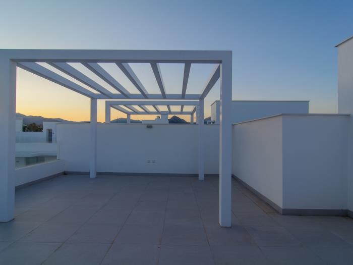Large solarium with views over urbanization