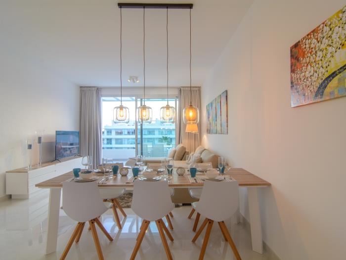 Comfortable armchairs for 6 in dining area