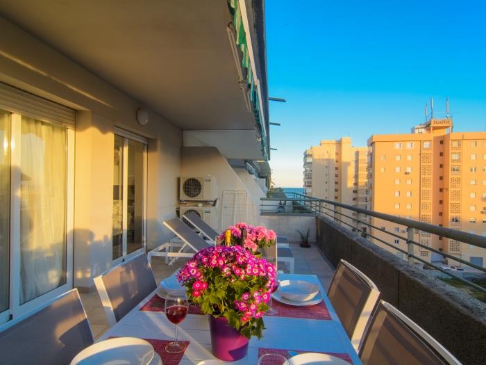 Spacious terrace (137m2), dining area, 2 loungers