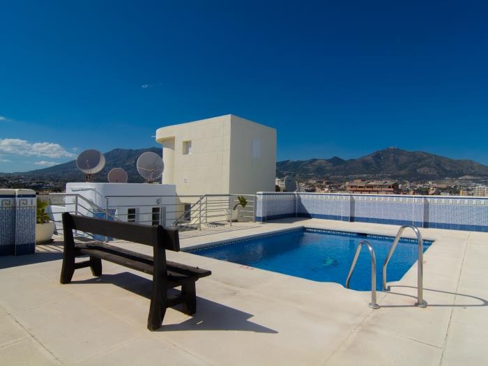 Deep rooftop pool 6 x 4m