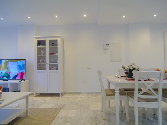Dining table for six in open plan kitchen