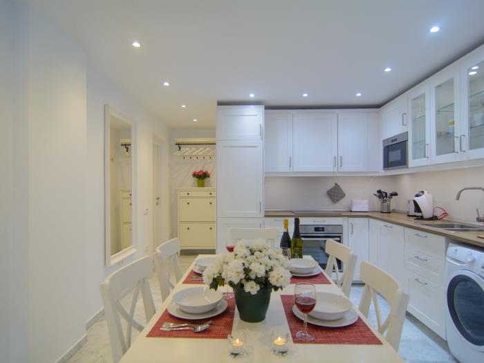Oven, dishwasher, washer/dryer, microwave