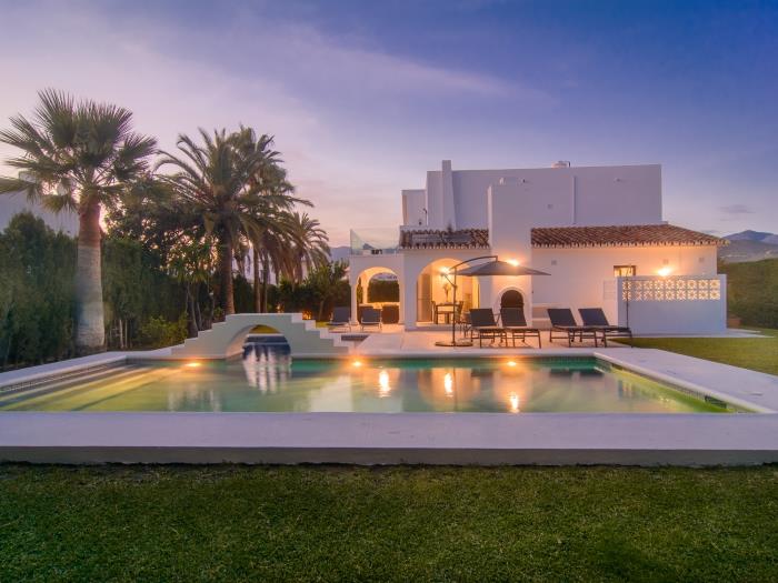 Las Chapas villa with swimming pool, sun loungers, BBQ, terraces