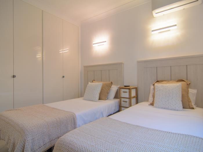 Guest bedroom with two single beds (2x90x200cm), air conditioner, spacious wardrobes