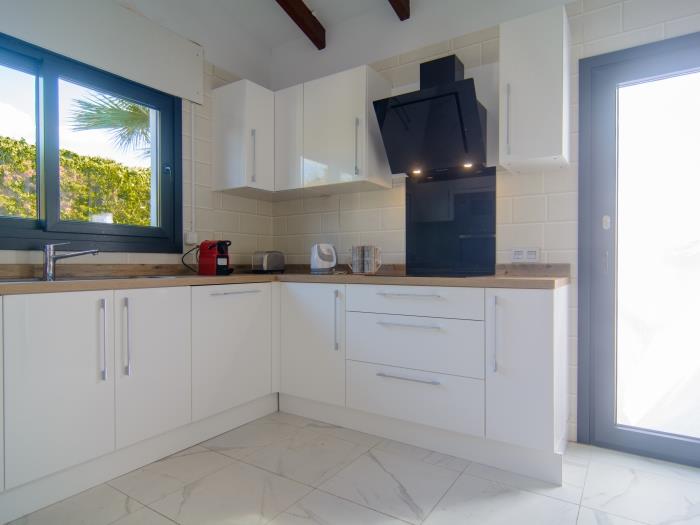 Kitchen with refrigerator, microwave, vitro ceramic, refrigerator, kettle, coffee maker