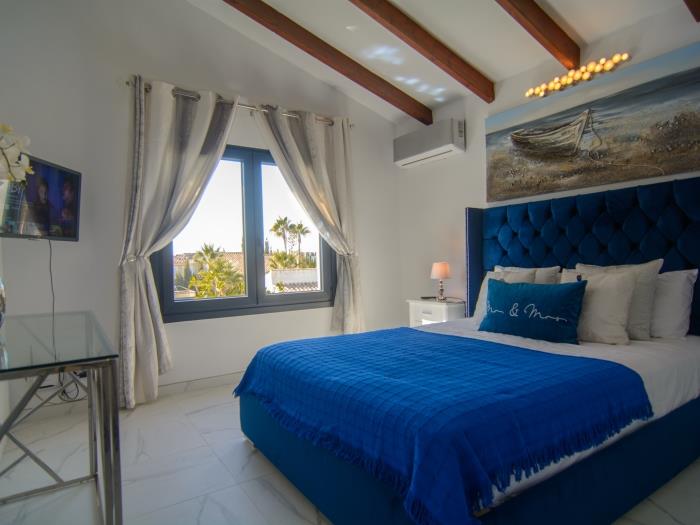 Guest bedroom with double bed (140x200cm), table for laptop, air conditioner, wardrobes