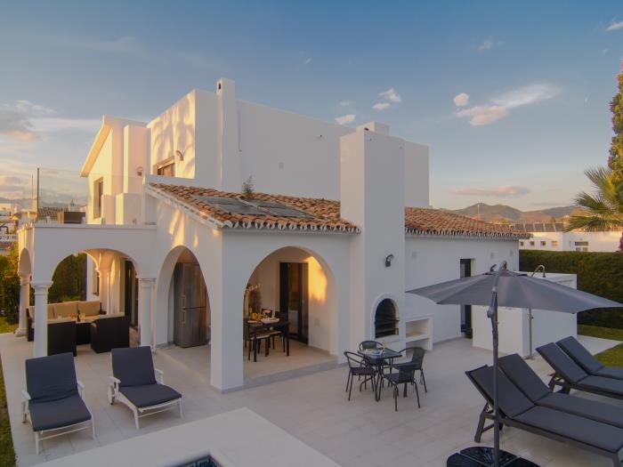 Quiet urbanization with mountain views and within walking distance to the beach